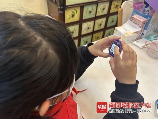 电话手表变“迷你智能手机”，不少家长担忧……