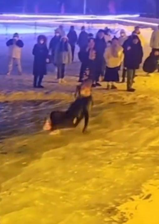 男子滑冰摔倒后脑勺着地去世？最新回应！