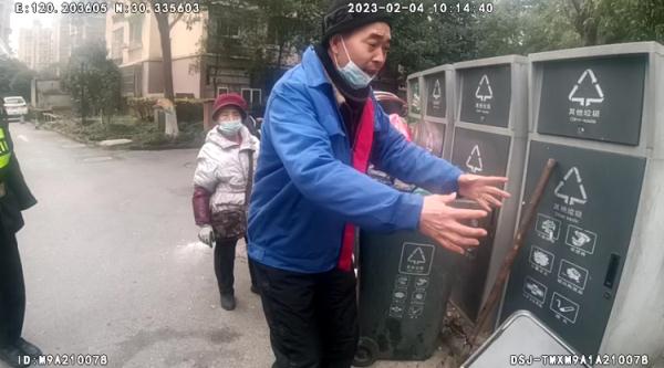 垃圾清运员捡10000元现金，还钱但提了个要求！网友：格局打开