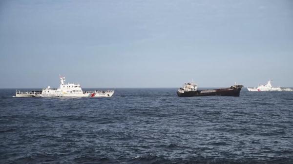 广东海警逼停控制一艘冲撞执法舰的走私船 查获22万条香烟 广东海警逼停控制一艘冲撞执法舰的走私船 查获22万条香烟