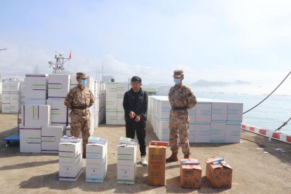 广东海警逼停控制一艘冲撞执法舰的走私船 查获22万条香烟 广东海警逼停控制一艘冲撞执法舰的走私船 查获22万条香烟