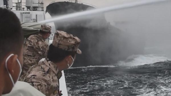 广东海警逼停控制一艘冲撞执法舰的走私船 查获22万条香烟 广东海警逼停控制一艘冲撞执法舰的走私船 查获22万条香烟