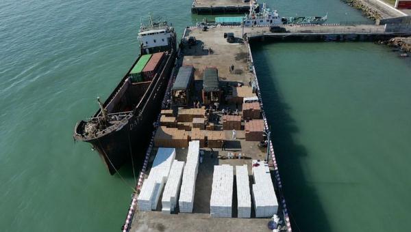 广东海警逼停控制一艘冲撞执法舰的走私船 查获22万条香烟 广东海警逼停控制一艘冲撞执法舰的走私船 查获22万条香烟