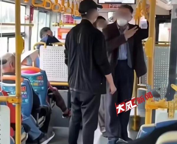 公交司机提醒老人“不入座不发车” 乘客嫌耽搁时间与老人大打出手……