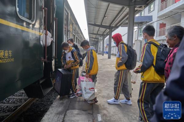大凉山慢火车“换装”升级迎接开学季