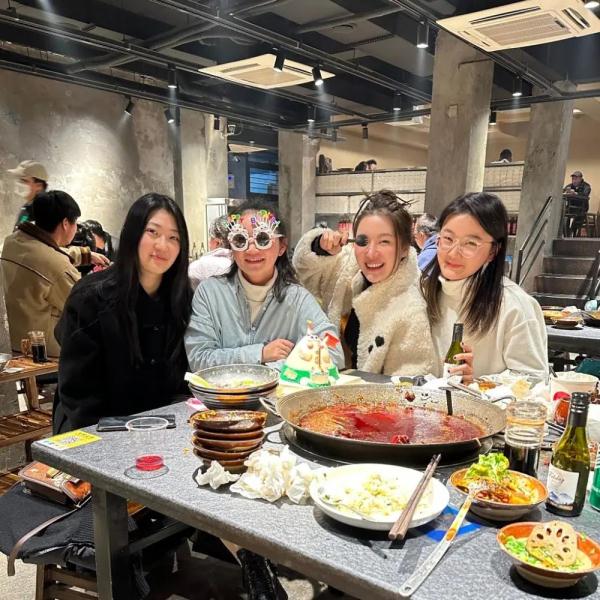 女生独自来渝被邻桌邀请同吃火锅，感叹重庆人太热情