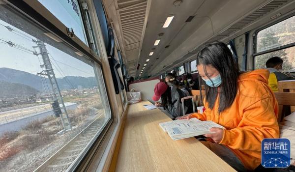 大凉山慢火车“换装”升级迎接开学季