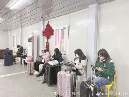 武汉火车站开通高校直通车 助学子顺利返校