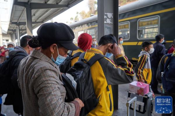 大凉山慢火车“换装”升级迎接开学季