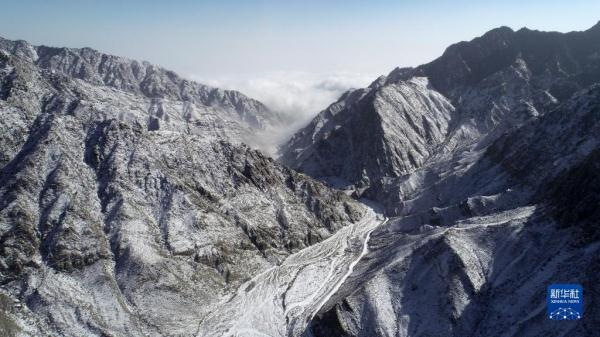 云蒸雾绕 雪后贺兰山