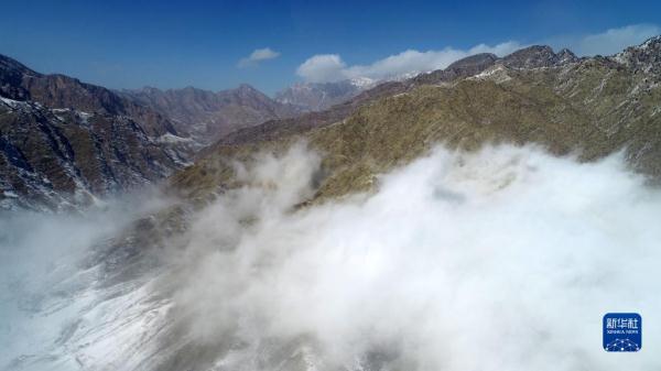 云蒸雾绕 雪后贺兰山