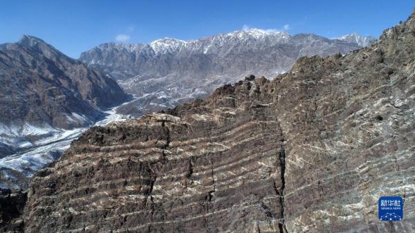 云蒸雾绕 雪后贺兰山