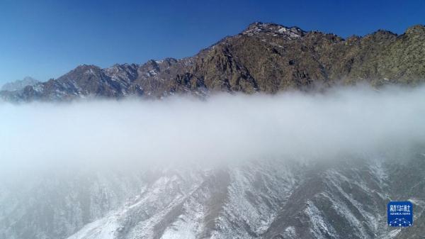 云蒸雾绕 雪后贺兰山