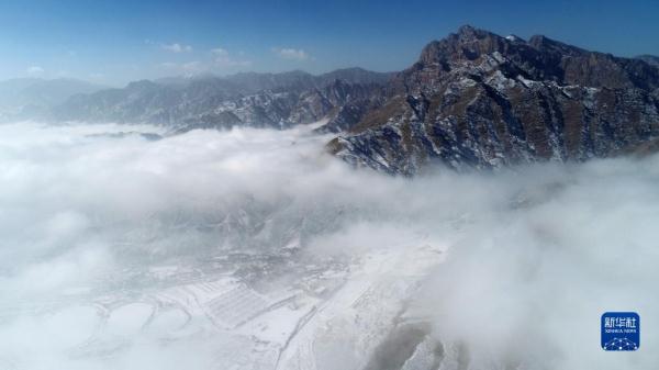 云蒸雾绕 雪后贺兰山