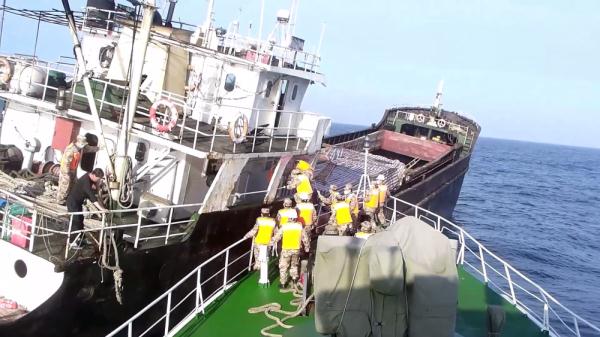 广东海警逼停控制一艘冲撞执法舰的走私船 查获22万条香烟 广东海警逼停控制一艘冲撞执法舰的走私船 查获22万条香烟