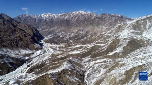 云蒸雾绕 雪后贺兰山