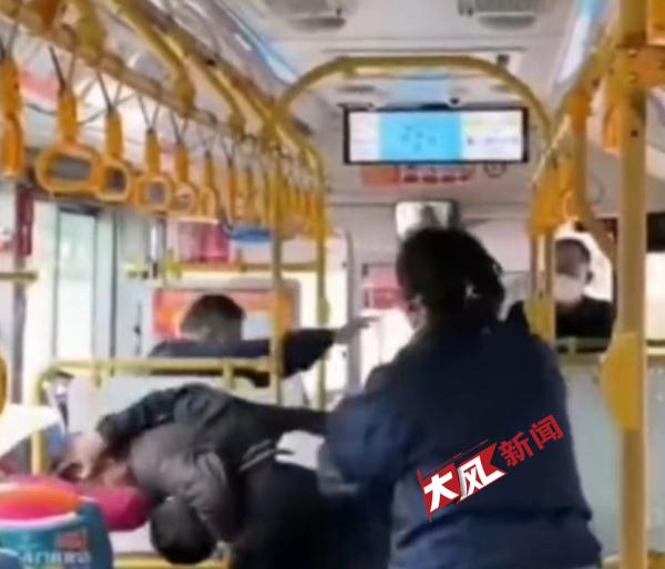 公交司机提醒老人“不入座不发车” 乘客嫌耽搁时间与老人大打出手……