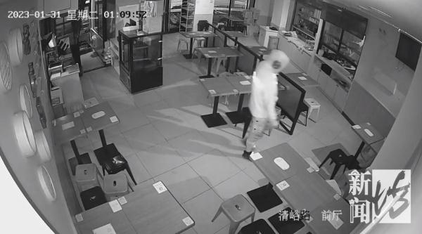 沪一餐馆深夜闯入蒙面男子，女店长正在角落…监控拍下了这一幕