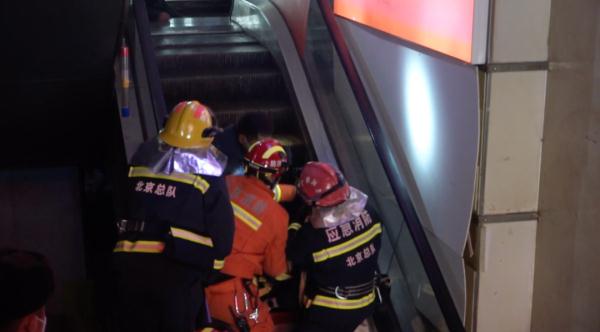 北京一超市扶梯“吃人”？女子瞬间掉进梯内被卡住！消防紧急救援！
