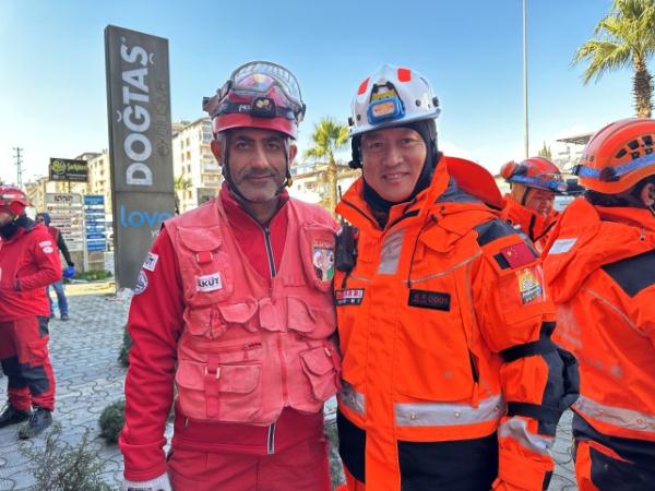 中国搜救犬寻获一名幸存者！土方救援队负责人致谢公羊救援队