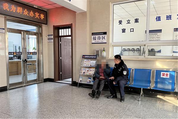 看好老人！老人寒冬里迷路独自徘徊，他们出手了……