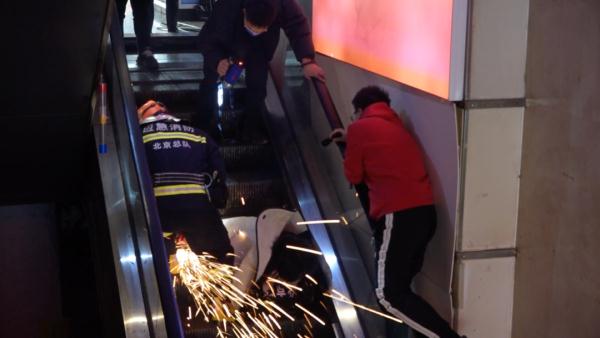 北京一超市扶梯“吃人”？女子瞬间掉进梯内被卡住！消防紧急救援！