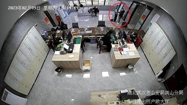 男子到派出所办理身份证，女警“吐槽”系统卡智擒逃犯