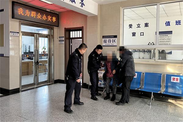 看好老人！老人寒冬里迷路独自徘徊，他们出手了……