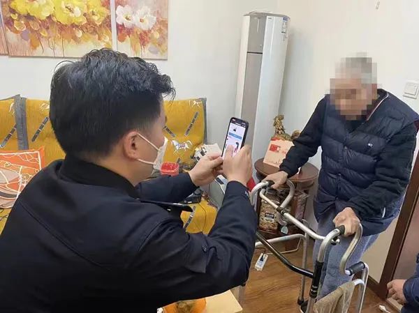 @上海人，可以用手机拍摄身份证头像照片了：10元一张，不能美颜
