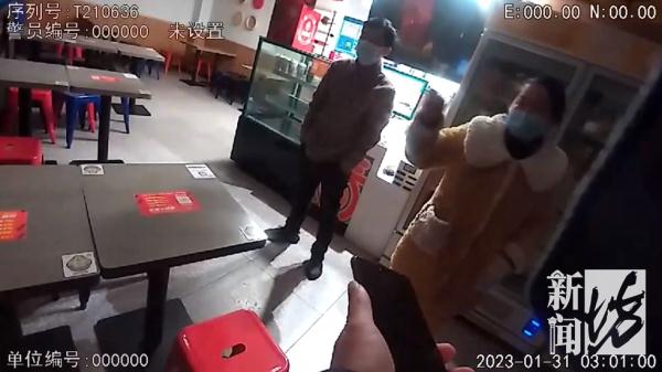 沪一餐馆深夜闯入蒙面男子，女店长正在角落…监控拍下了这一幕