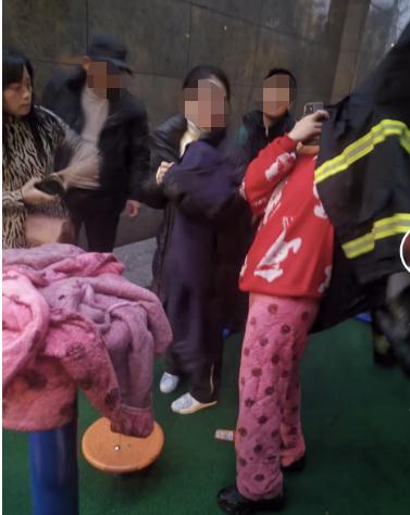 杭州妈妈着急送两娃上学，竟把车开进了河里！这两位家长果断出手