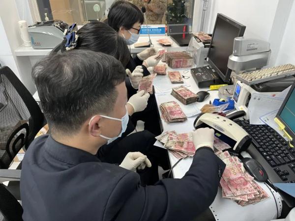 给儿子结婚用的25万元现金放家里，打开一看成了“砖”……