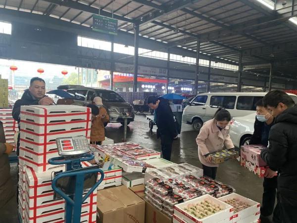 价格大跌!杭州有人一口气买了30多箱 价格大跌!杭州有人一口气买了30多箱