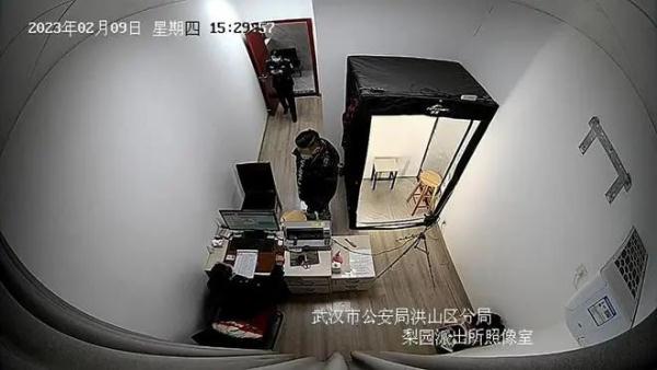 男子到派出所办理身份证，女警“吐槽”系统卡智擒逃犯