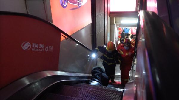 北京一超市扶梯“吃人”？女子瞬间掉进梯内被卡住！消防紧急救援！