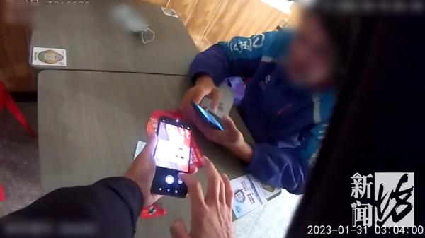 沪一餐馆深夜闯入蒙面男子，女店长正在角落…监控拍下了这一幕