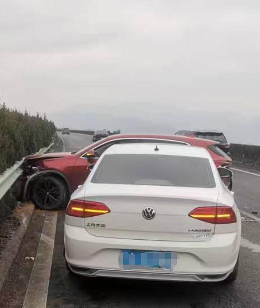 两车相撞，双方驾驶人均无过错，责任在……