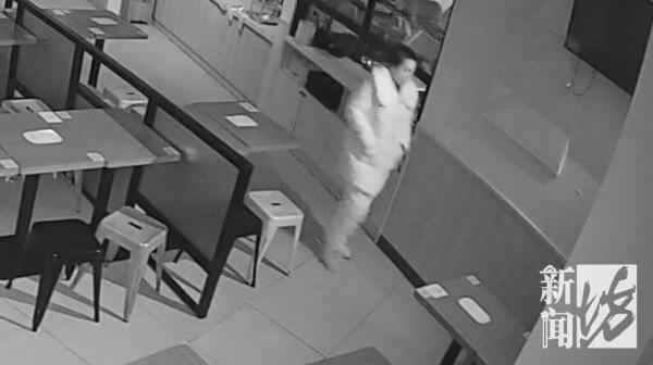 沪一餐馆深夜闯入蒙面男子，女店长正在角落…监控拍下了这一幕