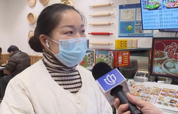 沪一餐馆深夜闯入蒙面男子，女店长正在角落…监控拍下了这一幕