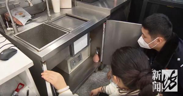 沪一餐馆深夜闯入蒙面男子，女店长正在角落…监控拍下了这一幕