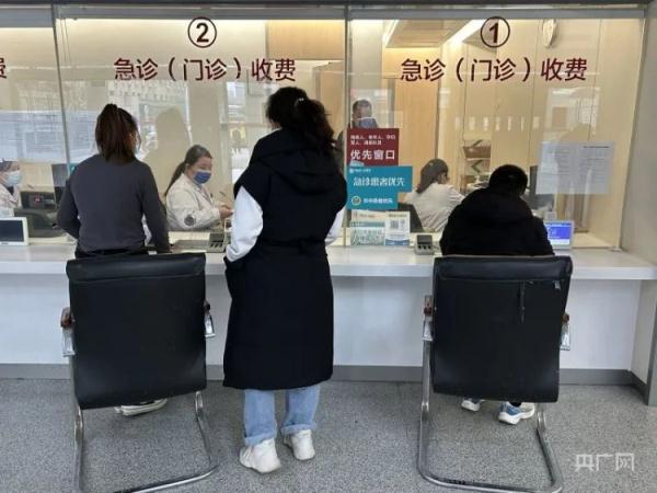 郑州某医院再现半蹲式窗口?记者实探 郑州某医院再现半蹲式窗口?记者实探