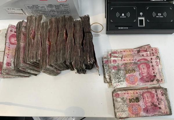 给儿子结婚用的25万元现金放家里，打开一看成了“砖”……