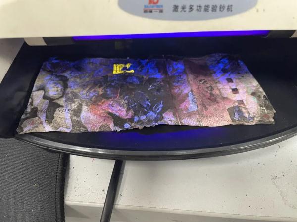 给儿子结婚用的25万元现金放家里，打开一看成了“砖”……