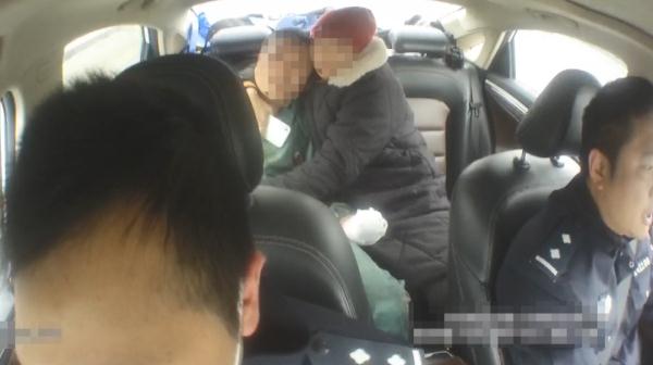 “把应急车道让出来！” 新昌民警开道护送伤员就医