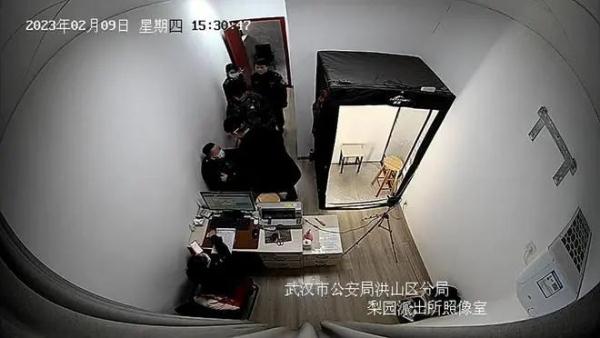 男子到派出所办理身份证，女警“吐槽”系统卡智擒逃犯