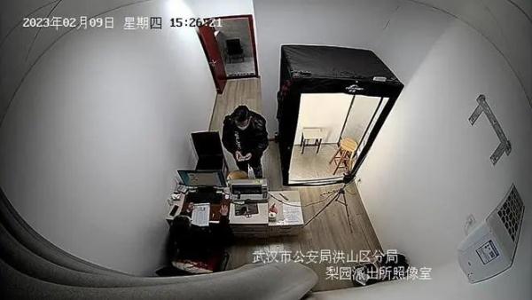 男子到派出所办理身份证，女警“吐槽”系统卡智擒逃犯
