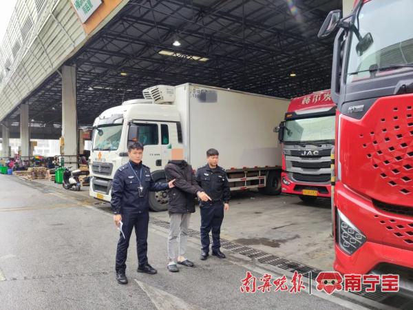 男子进出海吉星，“顺手牵果”近万元