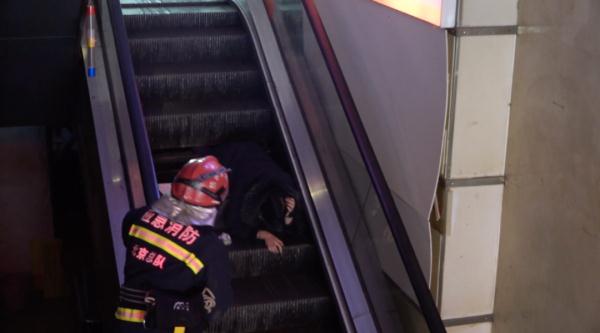 北京一超市扶梯“吃人”？女子瞬间掉进梯内被卡住！消防紧急救援！