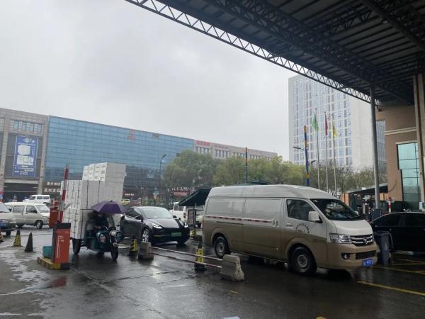 价格大跌!杭州有人一口气买了30多箱 价格大跌!杭州有人一口气买了30多箱