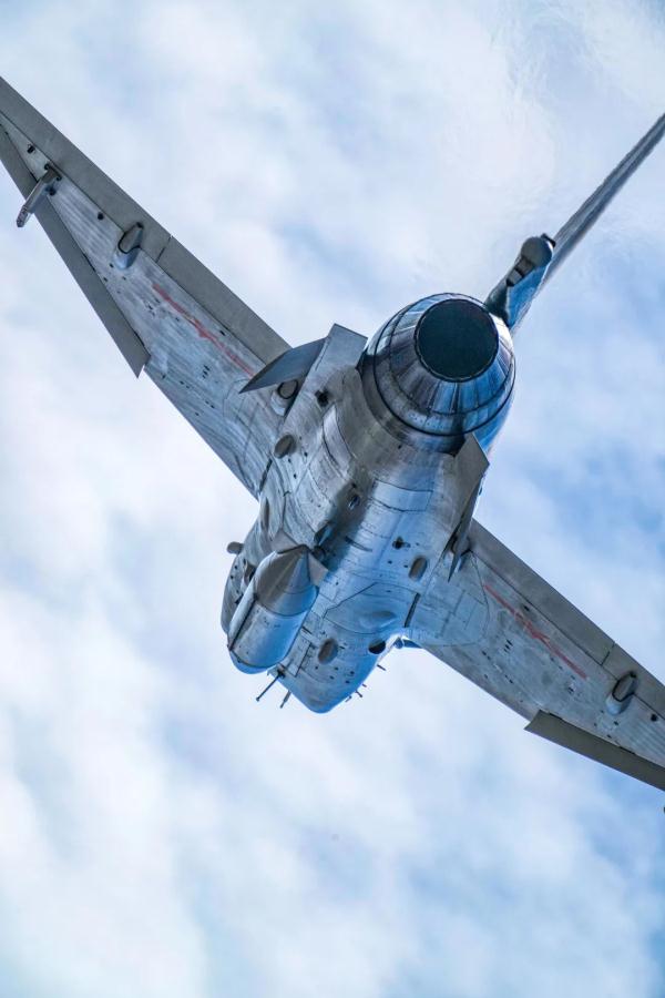 超清战机壁纸!战鹰配蓝天,绝美!